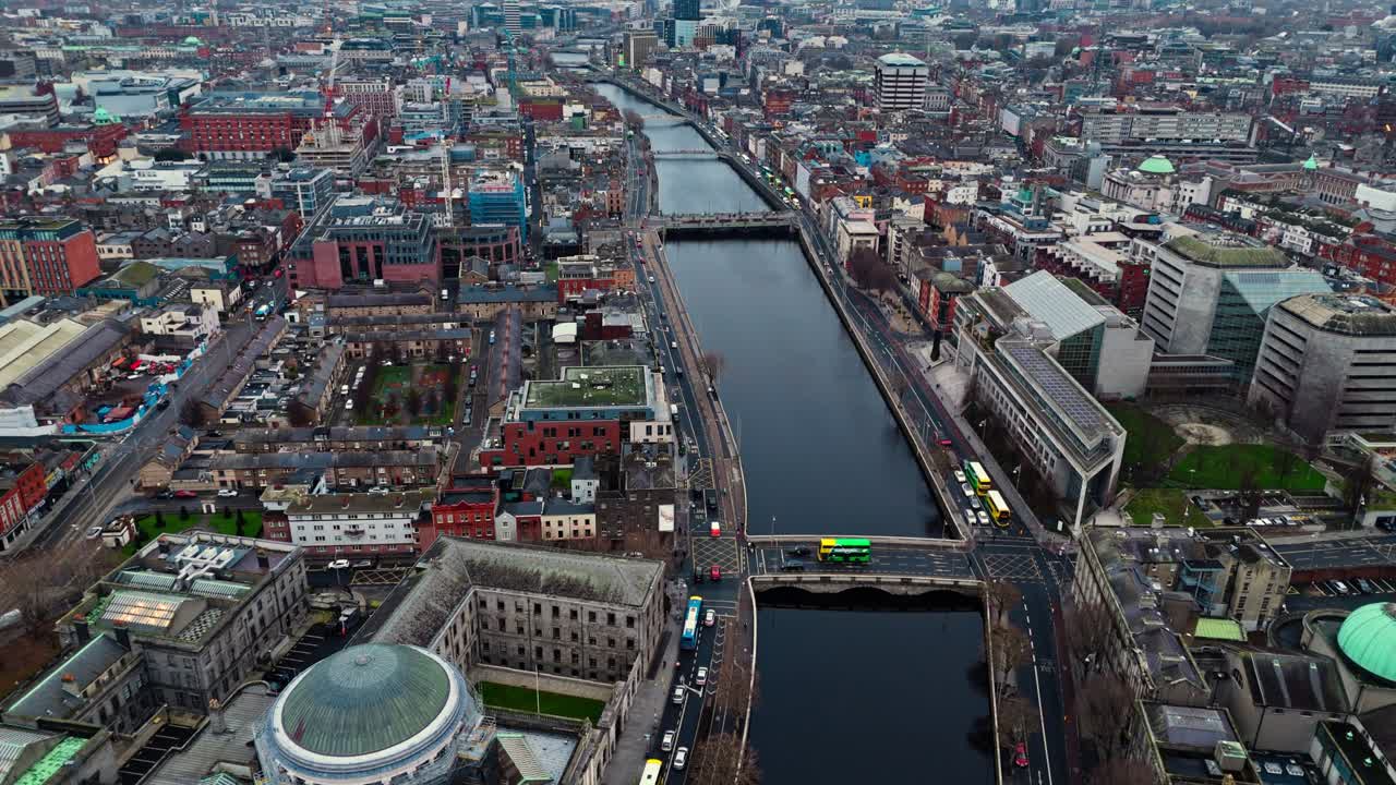 Drone-opptak av det generelle irske hovedstadsområdet Dublin med travle gater fulle av trafikk og turister som går rundt i de glødende gatene ved soloppgang om vinteren med irsk arkitektur