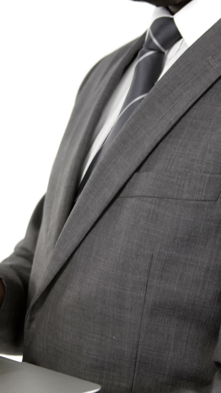 un hombre de negocios usando una computadora portátil.