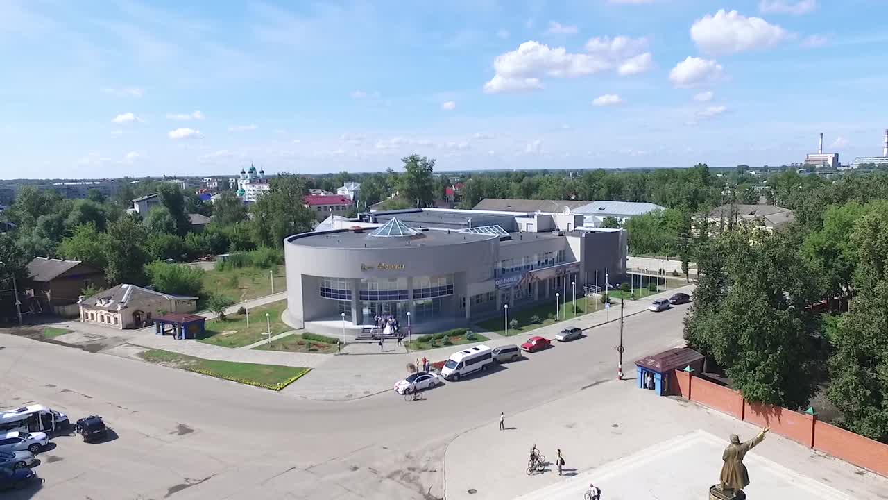 마을의 건물에서 결혼식