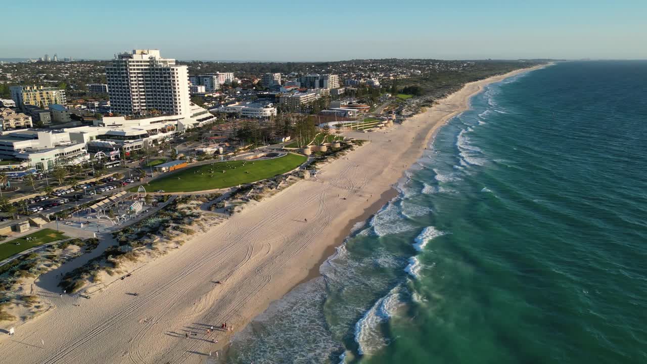 Spiaggia pittoresca con onde blu dell'oceano che si infrangono sulla riva sabbiosa