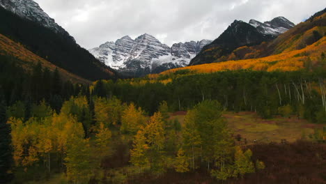 Farbenfrohe,-Filmische-Luftdrohne-In-Colorado,-Espe,-Kastanienbraune-Glocken,-Hauptstadtgipfel,-Wildnis,-14ers,-Herbst,-Espenbäume,-Erster-Schnee,-Bewölkter-Morgen,-Dramatische,-Unglaubliche-Landschaft,-Rückwärtsschwenk-Nach-Oben,-Bewegung-Offenbaren