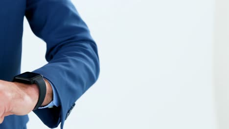 sección media de un hombre de negocios usando un reloj inteligente 4k
