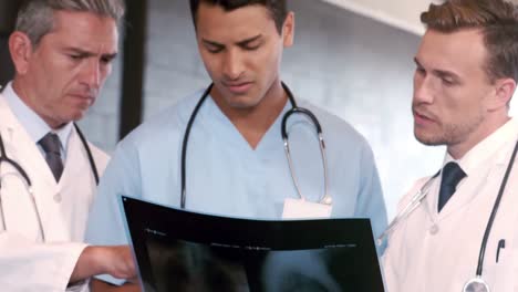 doctors talking together while looking x-ray