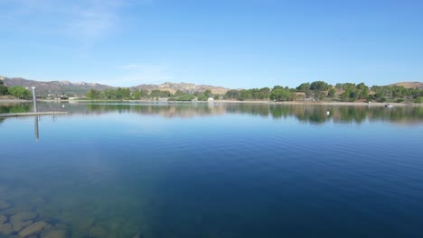 Una-Vista-Matutina-De-La-Laguna-Del-Lago-Castaic-En-Castaic,-California