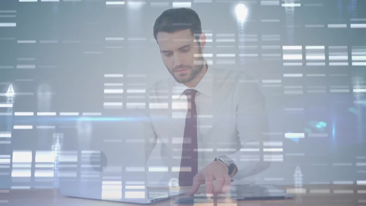 procesamiento de datos contra el hombre usando computadora portátil y teléfono inteligente