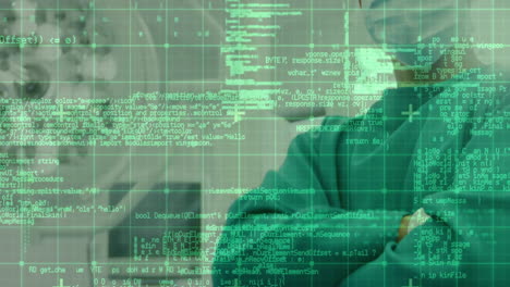 código informático y animación de procesamiento de datos sobre profesional médico en laboratorio