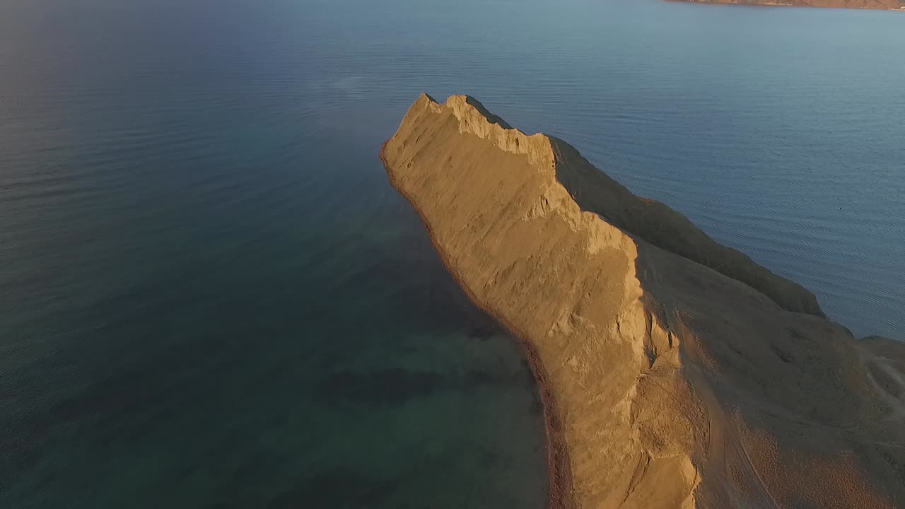 vista aérea del acantilado costero