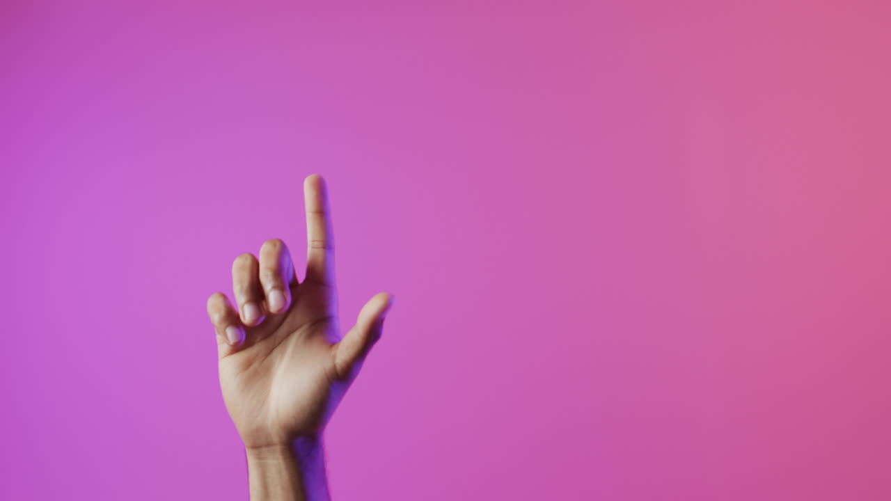 video de un hombre biracial señalando con el dedo usando una pantalla holográfica, con espacio para copiar