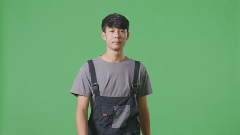 hombre en uniforme de trabajo