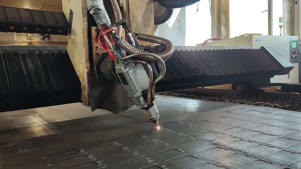 potente máquina de corte por plasma cnc en acción, metalurgia de precisión