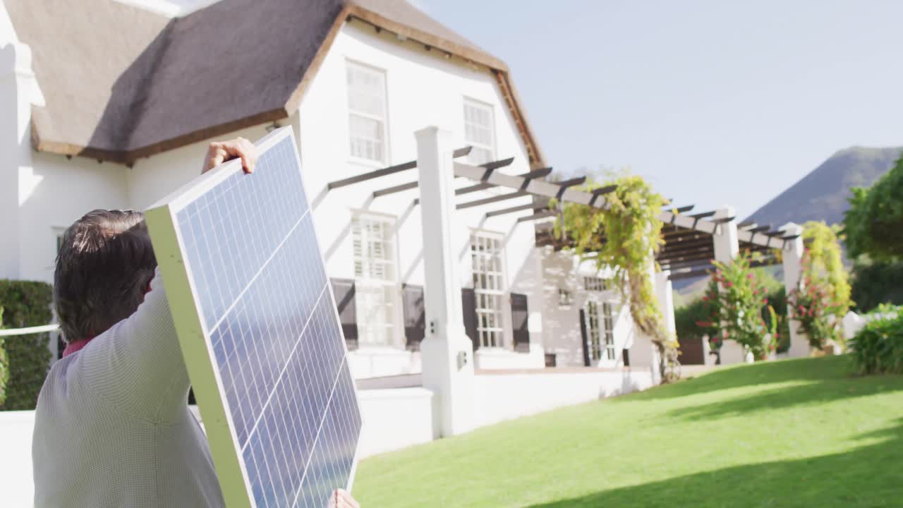 ⁇ 빛 정원에서 태양 전지 패널을 들고 있는 백인 남자의 비디오