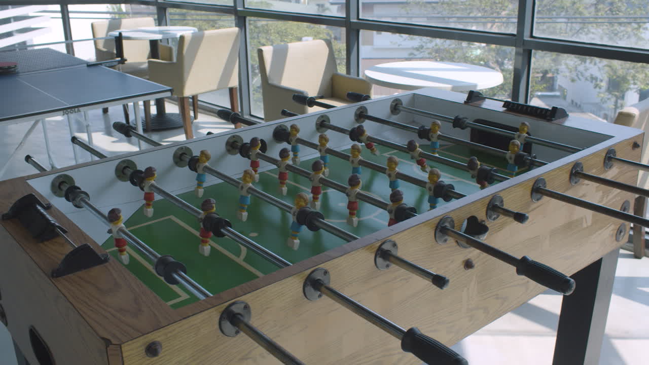 toma panorámica de una sala de juegos de oficina vacía con tenis de mesa y futbolín