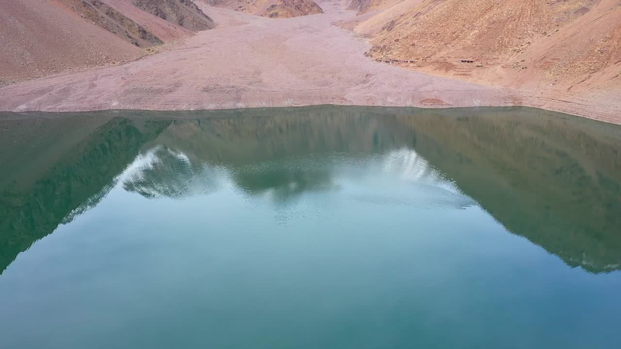 이 눈길을 끄는 스 ⁇  영상에서 물 부족을 극복하는 지역 사회의 이야기와 지속 가능한 물 해결책을 위한 노력에 대해 알아보세요.