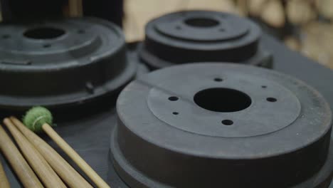 instrumento de percusión de tambor de freno en orquesta o banda