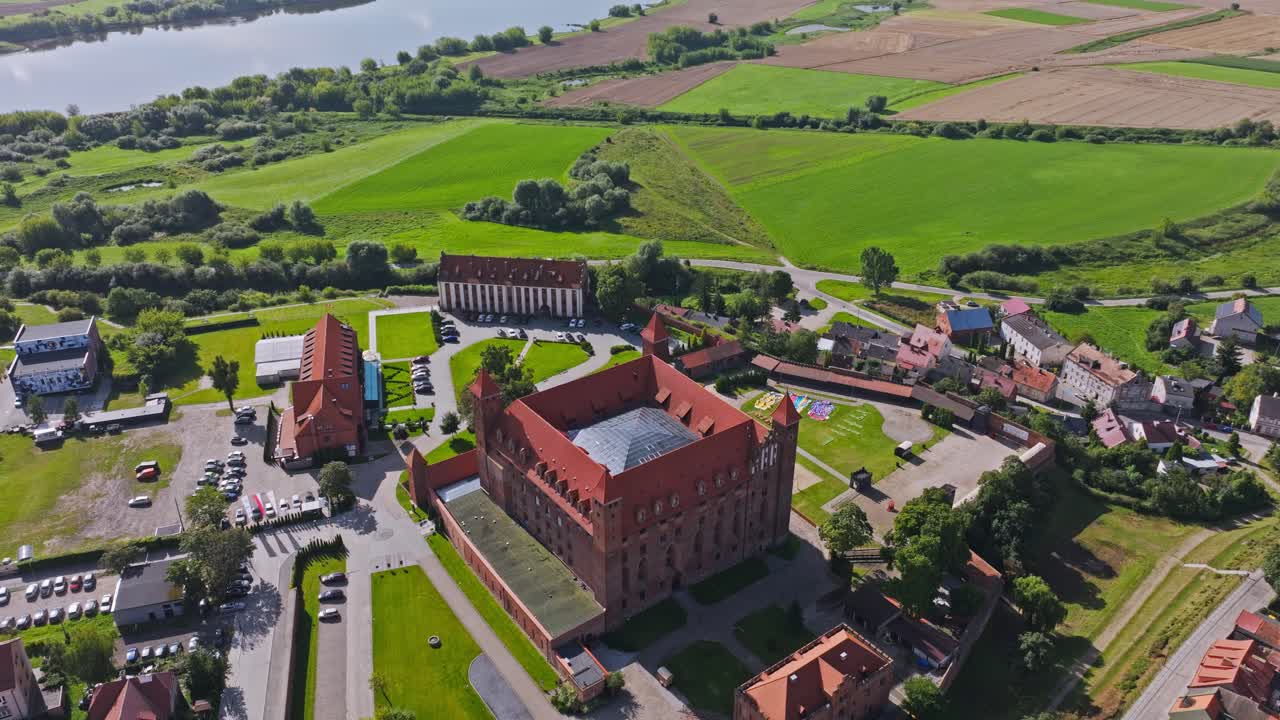 Una maestosa ripresa aerea orbitale con drone svela il Castello medievale di Gniew e il Palazzo Marysienka
