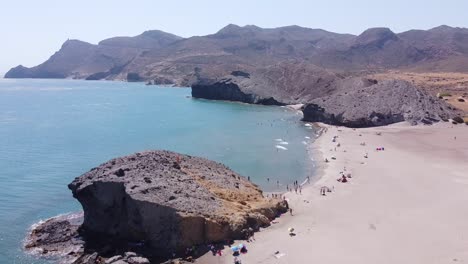 vista aérea de drones de la playa de monsul en cabo de gata, almería, andalucia, españa
