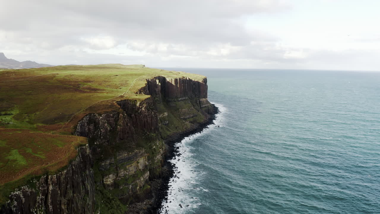 acantilados de roca escocesa y costa de la isla de skye, escocia, reino unido, antena