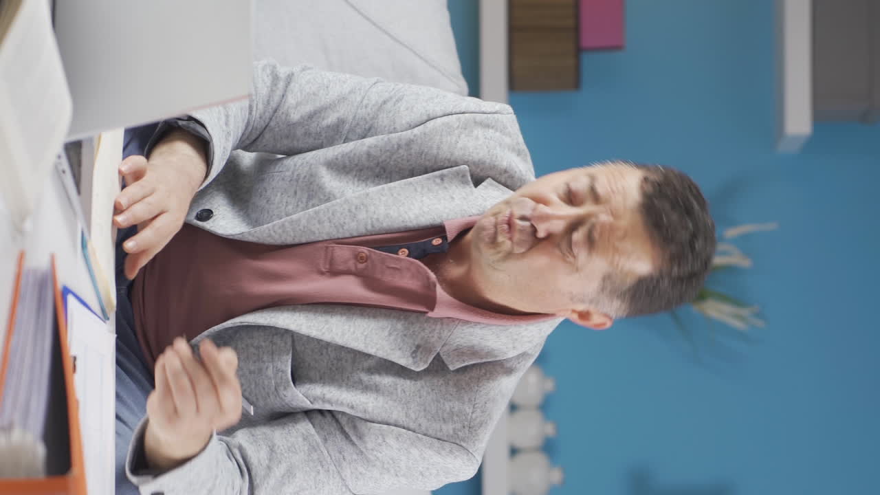 쾌활한 분위기의 홈 오피스 직원의 수직 비디오.