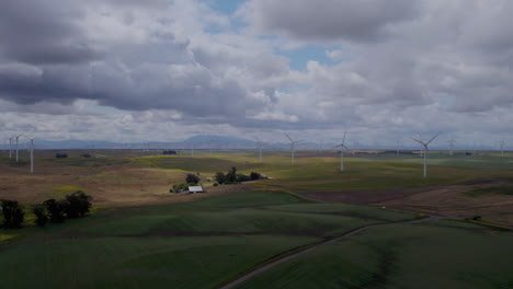 Imágenes-Aéreas-En-Cámara-Lenta-De-4k-De-Molinos-De-Viento-Sobre-Tierras-Agrícolas-En-California