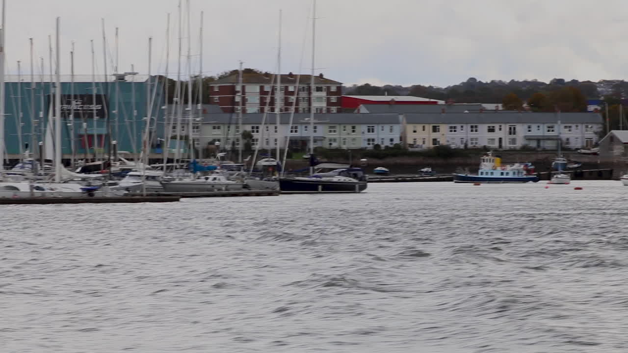 영국 데본주 플리머스의 타마르 강에서 보트 여행을 하면서 찍은 영상