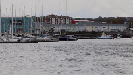 Imágenes-Tomadas-De-Un-Viaje-En-Barco-Por-El-Río-Tamar-En-Plymouth,-Devon-En-Inglaterra