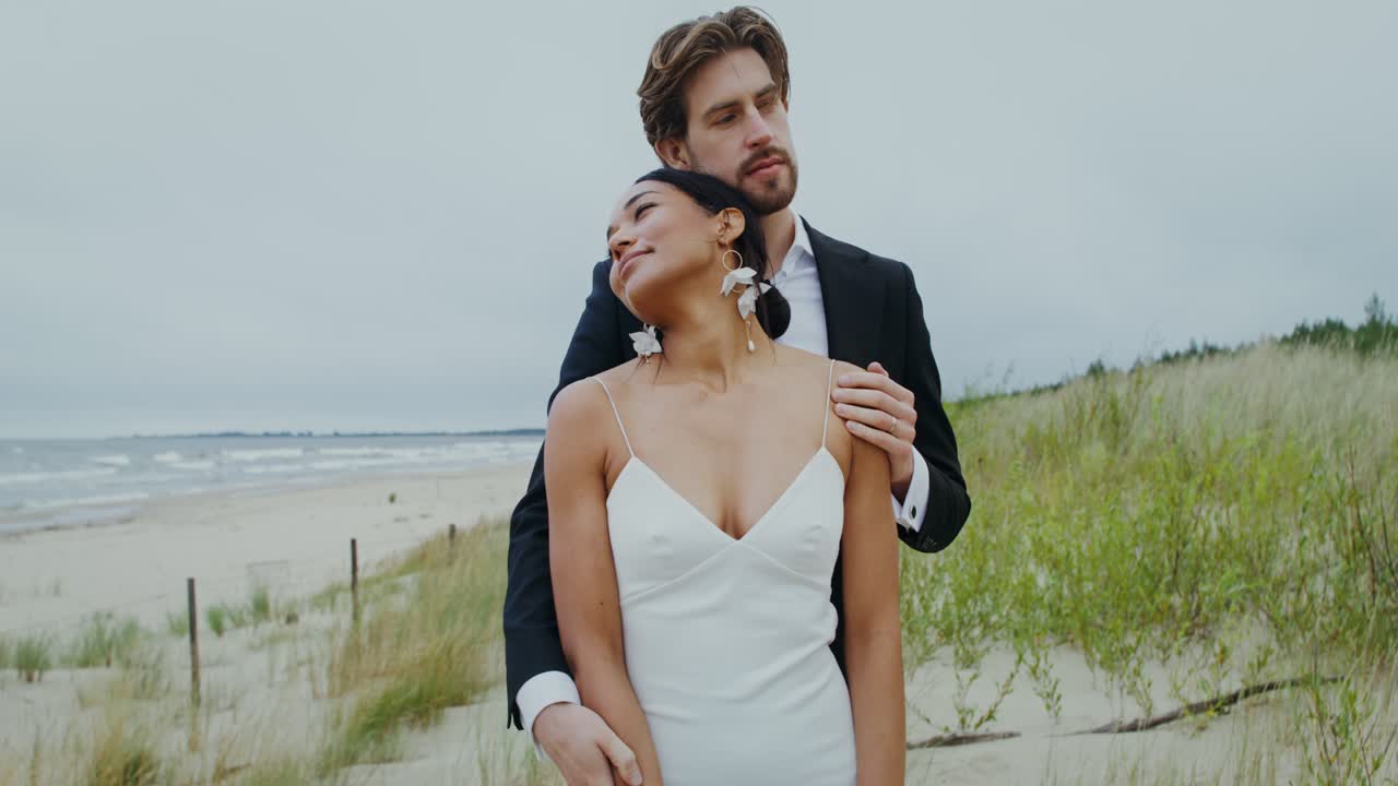 Romantisk Strandbryllup: Et Pars Særlige Dag