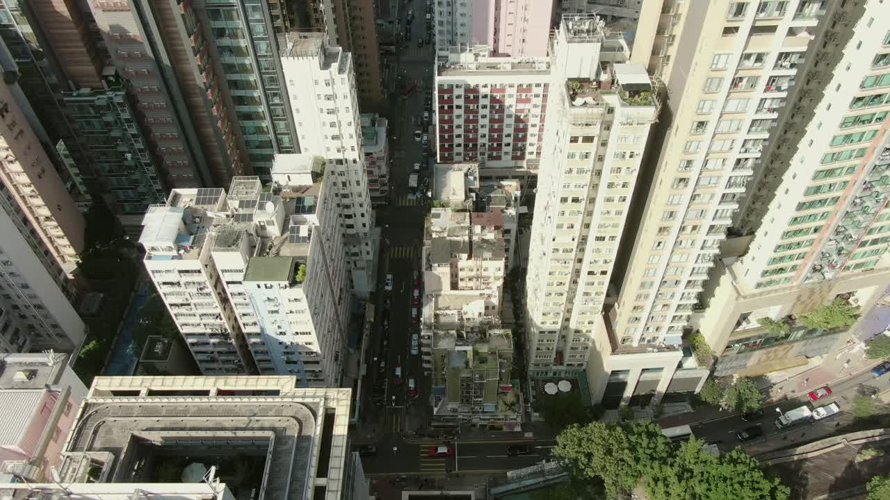 Arranha-céus e tráfego urbano no centro de Hong Kong, vista aérea