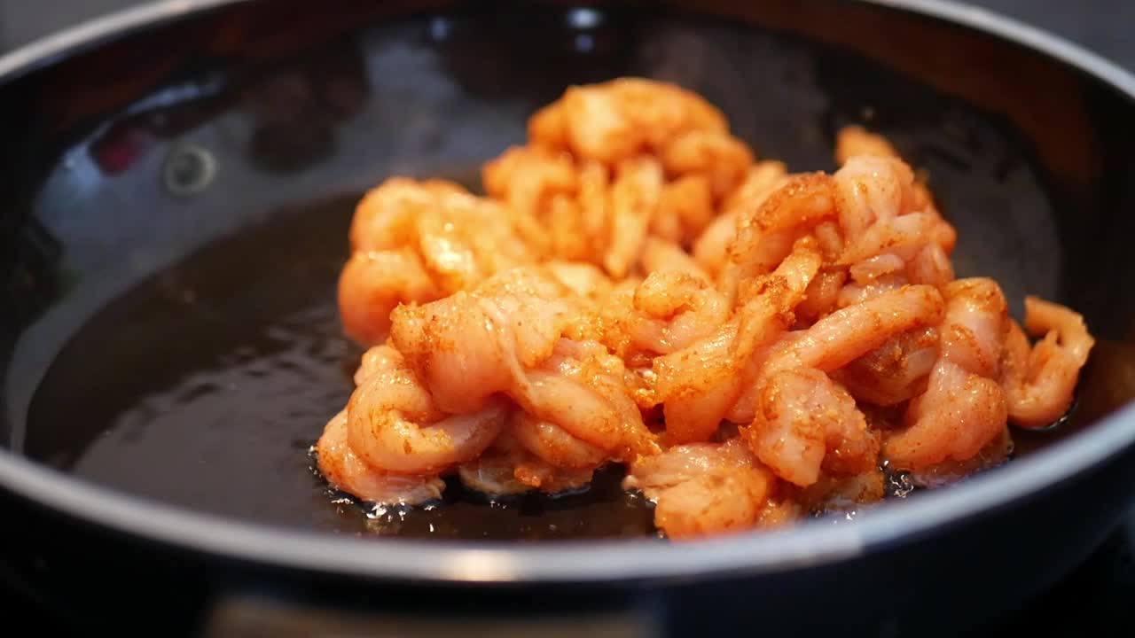 ⁇ 고기는 기름으로  ⁇ 에  ⁇ 여 있습니다.