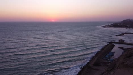 Puesta-De-Sol-Sobre-El-Mar-Paisaje-Horizonte-Atmósfera-Rosa-Azul-Ola-Oceánica-Y-Pueblo-Rural-En-La-Playa-Gente-Local-Costera-En-Clima-Tropical-Barco-De-Madera-Tradicional-Antiguo-Marinero-Marinero-Pescadores