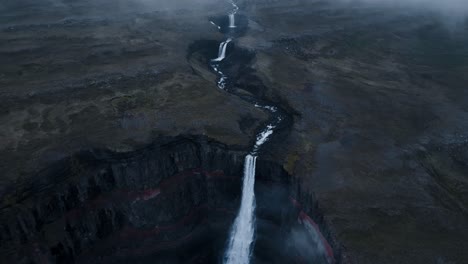 imágenes aéreas de drones de la cascada hengifoss en islandia