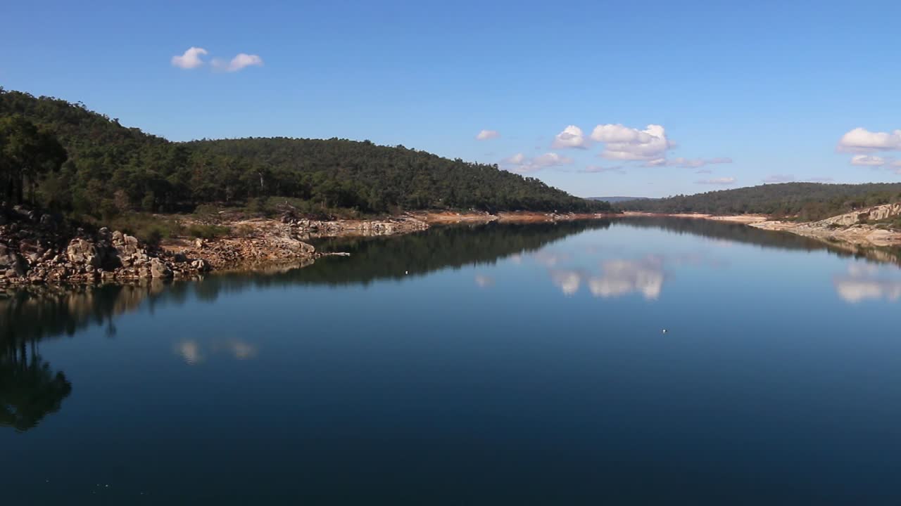 vista panorámica desde mundaring weir del embalse del lago cy o'connor, perth