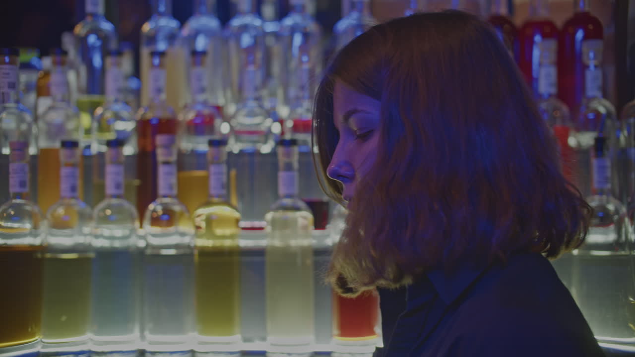 나이트클럽 바의 여자 바텐더