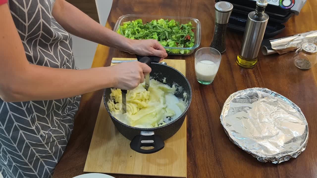 hacer puré de patatas y ensalada