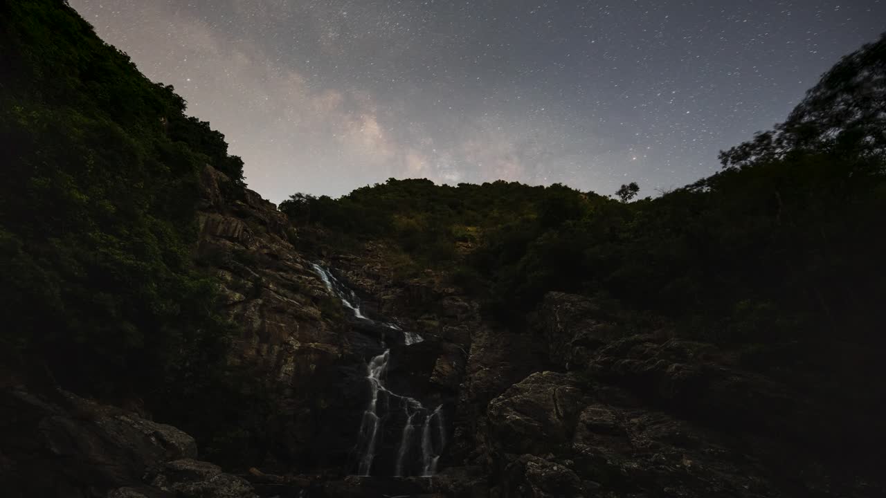lapso de tiempo del cielo nocturno sobre la piscina infinita man cheung po, la isla de lantau, hong kong