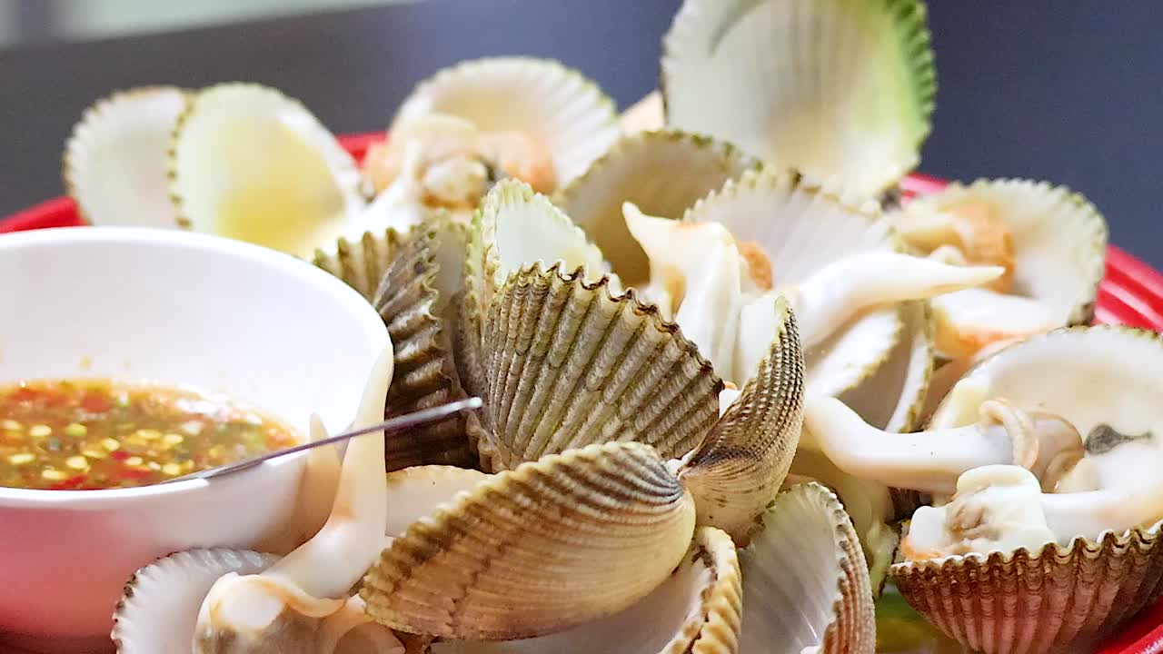 almejas de arca recién cocidas servidas con salsa picante en phuket