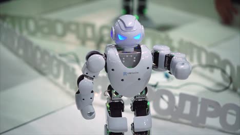 robot blanco en una exposición