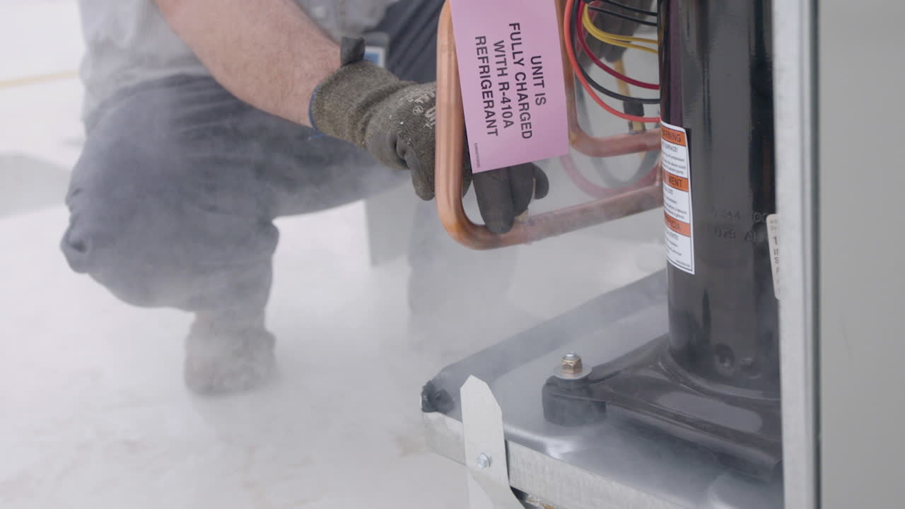 hvac 또는 냉난방 장치에서 냉매가 방출되는 모습