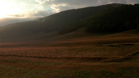 Prärie-Auf-Dem-Land-Bei-Sonnigem-Sonnenaufgang-Mit-Tälern-Im-Sommer-In-Mittelitalien