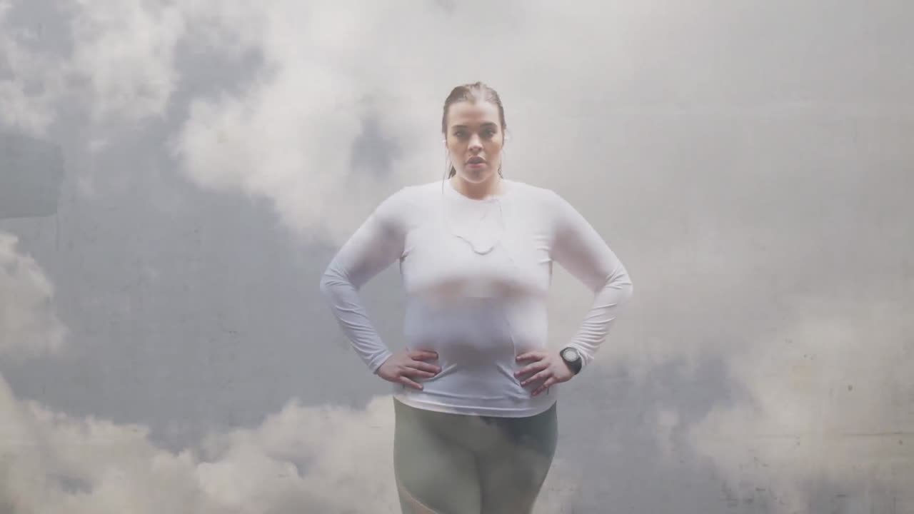 Animazione di nuvole su una donna caucasica taglia forte in abiti sportivi che flette i muscoli.