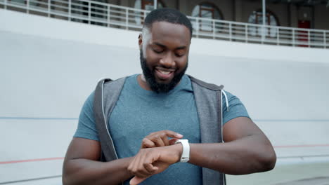 Guy-using-smartwatch-outdoors