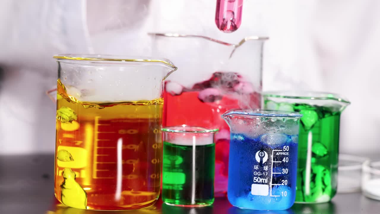 다채로운 액체와 건조 얼음 반응을 가진 컵