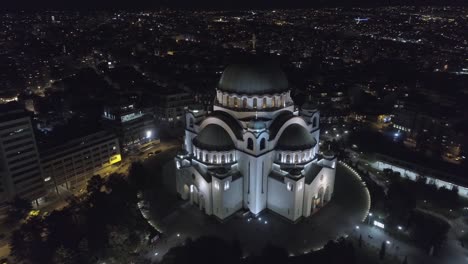 HD-Luftaufnahme-Eines-Beeindruckenden-Orthodoxen-Tempels-In-Belgrad-In-Der-Nacht