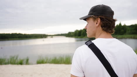 Männlicher-Rettungsschwimmer-Am-Strand