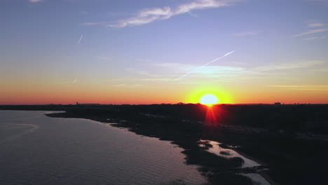 una vista aérea de una bahía durante el atardecer con una cámara de drones.