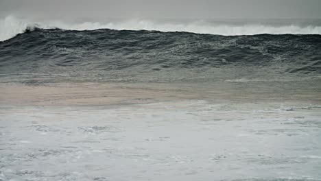 Grandes-Olas-Verdes-Llegan-A-La-Costa-De-Hawaii-En-Cámara-Lenta-1