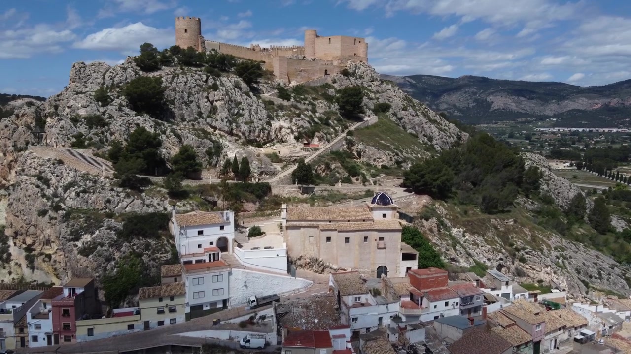 In orbita attorno all'Eremo del Sangue e al castello islamico di Castalla, Spagna.