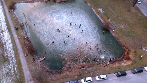 grupo de personas patinando en un lago congelado - disparo aéreo de drone