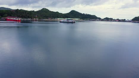 Tranquilas-Aguas-Azules-Con-Ferry-De-Crucero