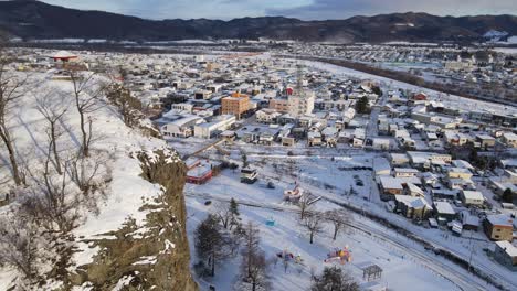 Vista-Aérea-De-La-Ciudad-Y-La-Ciudad-En-Invierno-Con-Nieve-En-La-Isla-De-Hokkaido-Japón