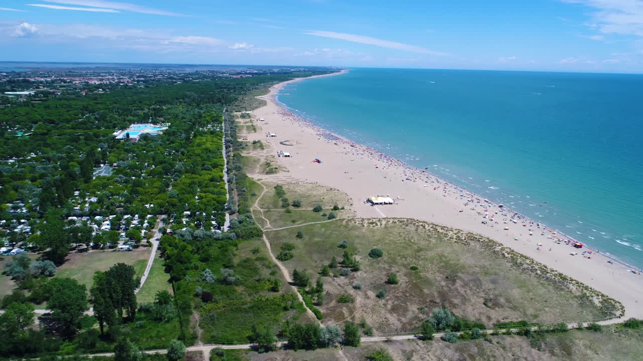 italia, la playa del mar adriático. descanso en el mar cerca de venecia. vuelos aéreos de drones fpv.